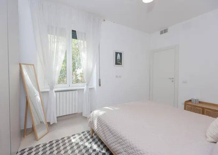Guesthost - Bright Near Vatican Apartment *